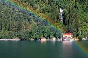 Les fjords norvégiens avec un arc-en-ciel