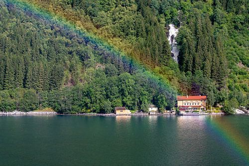 Noorse fjorden met een regenboog