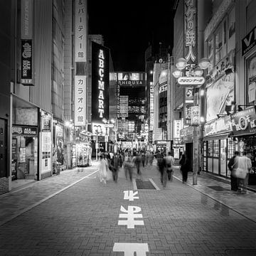 Shibuya in Tokio in de avond | monochroom van Melanie Viola