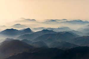 Montagnes enveloppées dans le brouillard du matin sur Gerard Wielenga