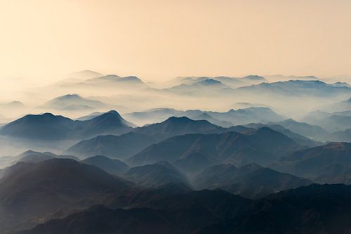 Montagnes enveloppées dans le brouillard du matin