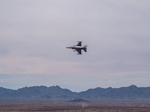 f16 au-dessus de l'horizon