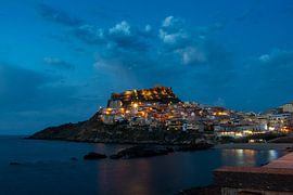castelsardo in de nacht met lichtjes