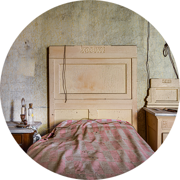 Antieke slaapkamer met nachtlampje van Perry Wiertz