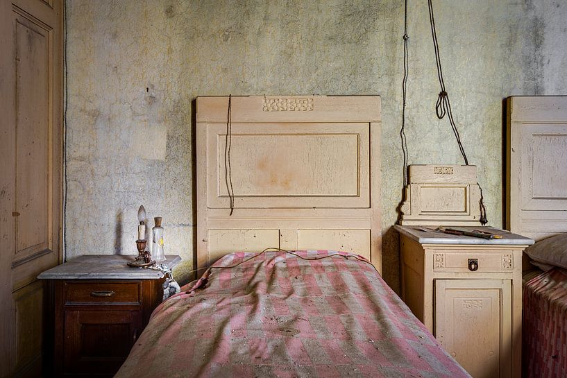 Antikes Schlafzimmer mit Nachtlicht von Perry Wiertz
