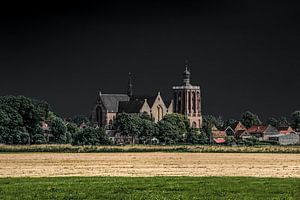 Zicht op Workum met een donkere regenlucht op de achtergrond