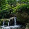 Waterval in Mullerthal in Luxemburg van Joost Adriaanse