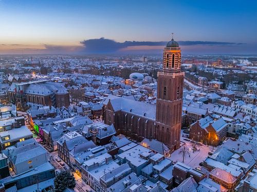Zwolse Peperbus kerktoren tijdens een koude winter zonsopgang