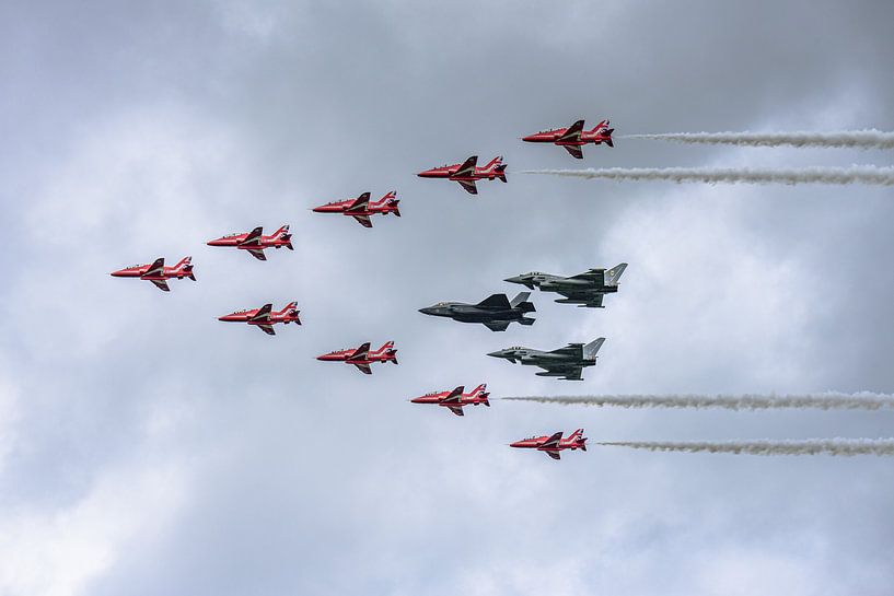 Red Arrows, 2 Eurofighter Typhoon's and an F-35B. by Jaap van den Berg