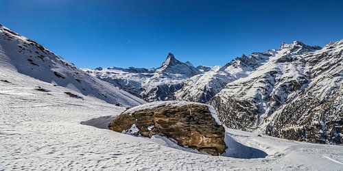 Een grote rots met op de achtergrond het Matterdal en de Matterhorn, in Wallis, Zwitserland