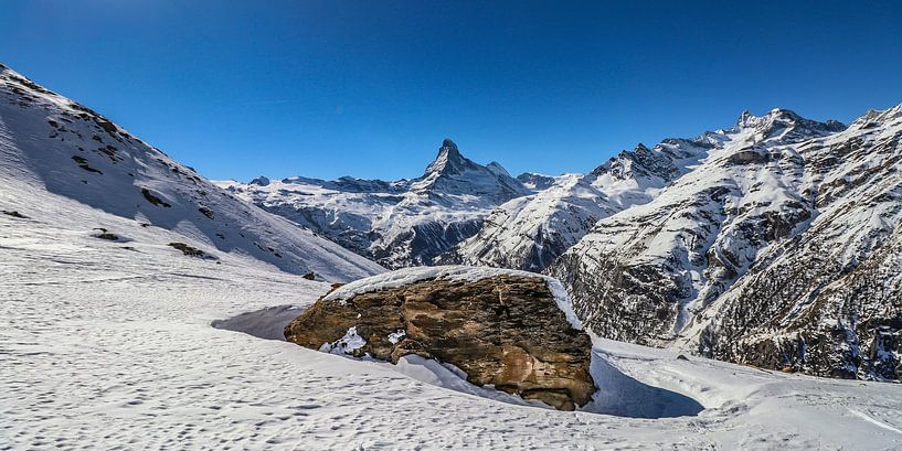 Een grote rots met op de achtergrond het Matterdal en de Matterhorn, in Wallis, Zwitserland van Arthur Puls Photography