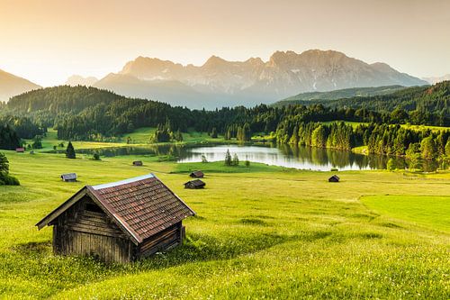 Hooischuur aan de Geroldsee bij zonsopgang, Beieren, Duitsland