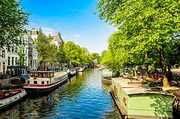 Hausfassaden und Strasse Hausboote an einem Kanal Gracht in Amsterdam Niederlande