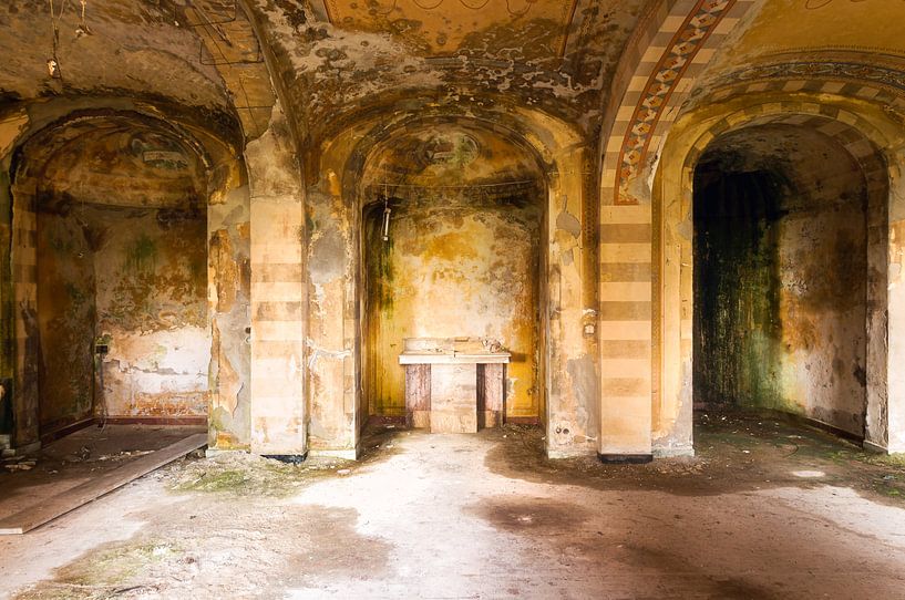 Bögen in verlassener Kirche von Roman Robroek – Fotos verlassener Gebäude