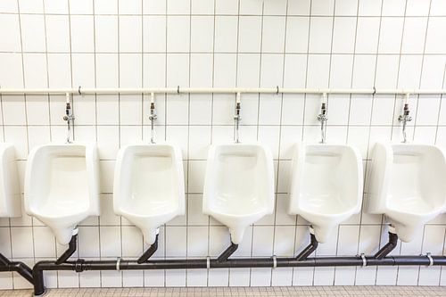 Urinoirs bij de mannen toilet