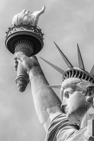 NEW YORK CITY Freiheitsstatue in Monochrom von Melanie Viola