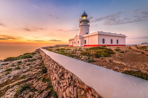 Het eiland Menorca met de vuurtoren van Cavallería bij zonsopgang.