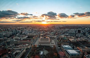 Berlijn vanaf de TV-toren bij zonsondergang van Leo Schindzielorz