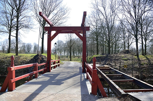 De rode ophaalbrug oversteken
