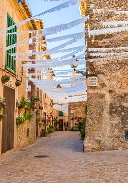 Gasse im alten mediterranen Dorf Valldemossa, Mallorca Spanien von Alex Winter
