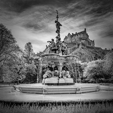 Ross Fountain en Edinburgh Castle - Monochroom van Melanie Viola