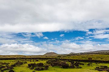 Landschap van Paaseiland met groene vlaktes omringd door de Stille Oceaan, Chili, Polynesië van WorldWidePhotoWeb
