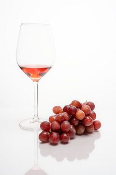 Modern stilleven met een glas wijn en druiven van John van de Gazelle fotografie
