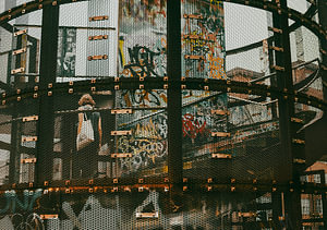Metallgitter & Graffiti – Urbane Treppe mit Texturen