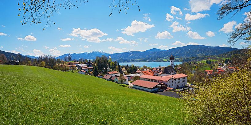 idyllischer Luftkurort Gmund am Tegernsee, Fruehlingslandschaft Oberbayern von SusaZoom