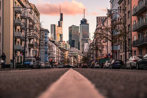 Weg naar de skyline van Frankfurt, stedelijk stadsgezicht met wolkenkrabbers in de avond bij zonsond