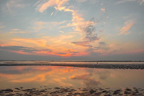 Zomerse zonsondergang op het Noordzeestrand bij Bloemendaal