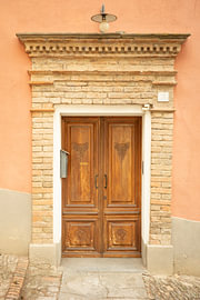 La porte à Barolo avec les raisins  à Barolo - Italie - photographie de voyage estivale