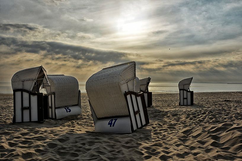 Strandkörbe im Sonnenaufgang van Joachim G. Pinkawa