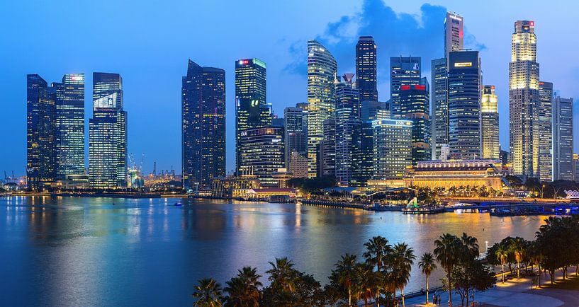 Abendlicher Blick auf die Wolkenkratzer im Stadtzentrum und das Bayfront-Viertel. Singapur Stadtstaa von Yevgen Belich