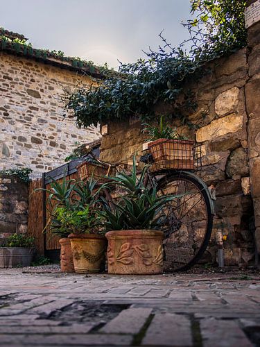 Le charme italien : une ambiance méditerranéenne avec une roue vintage