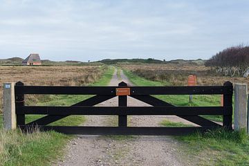 Houten hek natuurgebied De Muy Texel Nederland van Jan Pott