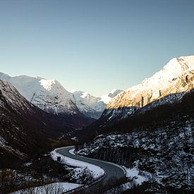 Fahren durch die norwegischen Berge im frühen Winter von Geke Woudstra