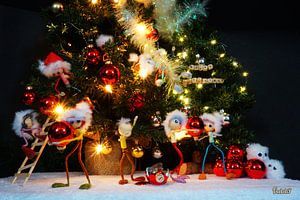 Fubby dans l'esprit de Noël en train de décorer le sapin.