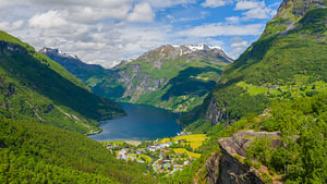 Blick auf Geiranger vom Flydalsjuvet aus, Møre og Romsdal, Norwegen
