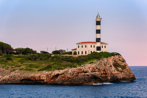 Vuurtoren van Portocolom op het eiland Mallorca in het avondlicht