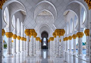 White Marble entrence to Sheikh Zayed Mosque van Rene Siebring