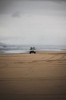 Jeep op het strand in Hat Head National Park Australie