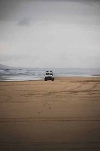 Jeep op het strand in Hat Head National Park Australie