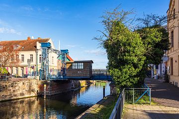 Uitzicht op de historische hefbrug in de stad Plau am See van Rico Ködder