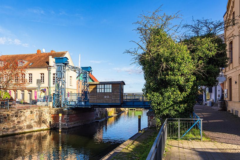 Blick auf die historische Hubbrücke in der Stadt Plau am See von Rico Ködder
