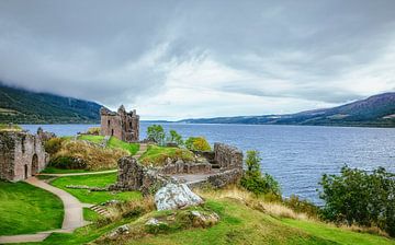 Urquhart kasteelruïnes aan het meer van Loch Ness in de Schotse Hooglanden.  Schotland deluxe! van Jakob Baranowski - Photography - Video - Photoshop