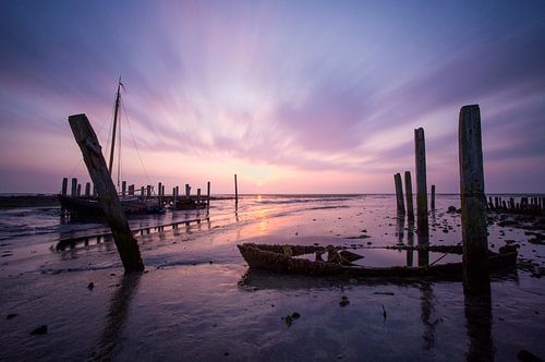 Die verfallenen Hafen von Sil Cocksdorp auf Texel mit einem verfallenen Boot