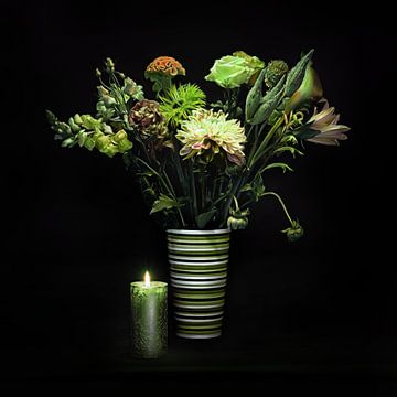 Nature morte d'un bouquet de fleurs avec bougie sur fond noir sur Chihong