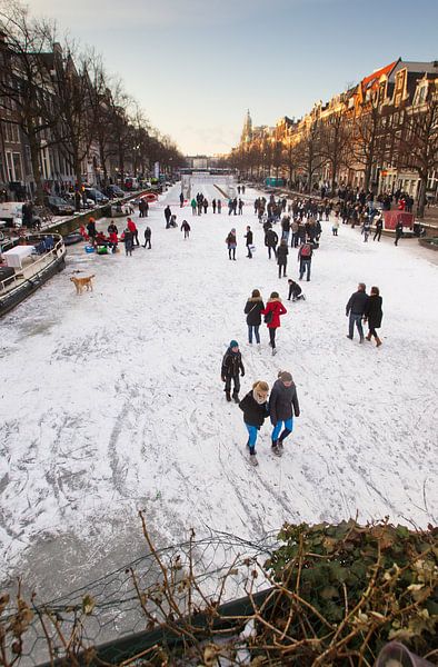 Schaatsen op de Amsterdamse grachten van Paul Teixeira