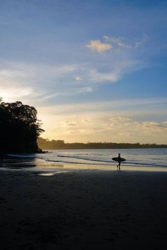 Surfer op het strand met mooie lucht van Sinne Schouten